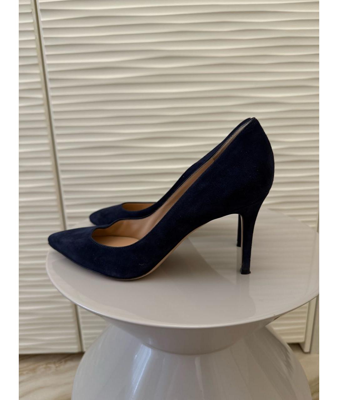 GIANVITO ROSSI Темно-синие бархатные лодочки на низком каблуке, фото 5