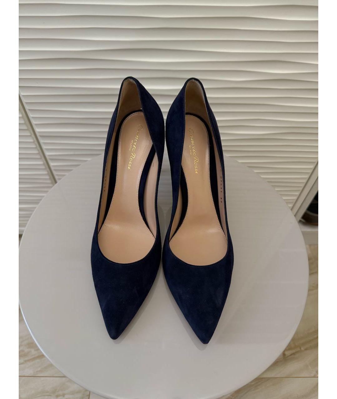 GIANVITO ROSSI Темно-синие бархатные лодочки на низком каблуке, фото 2