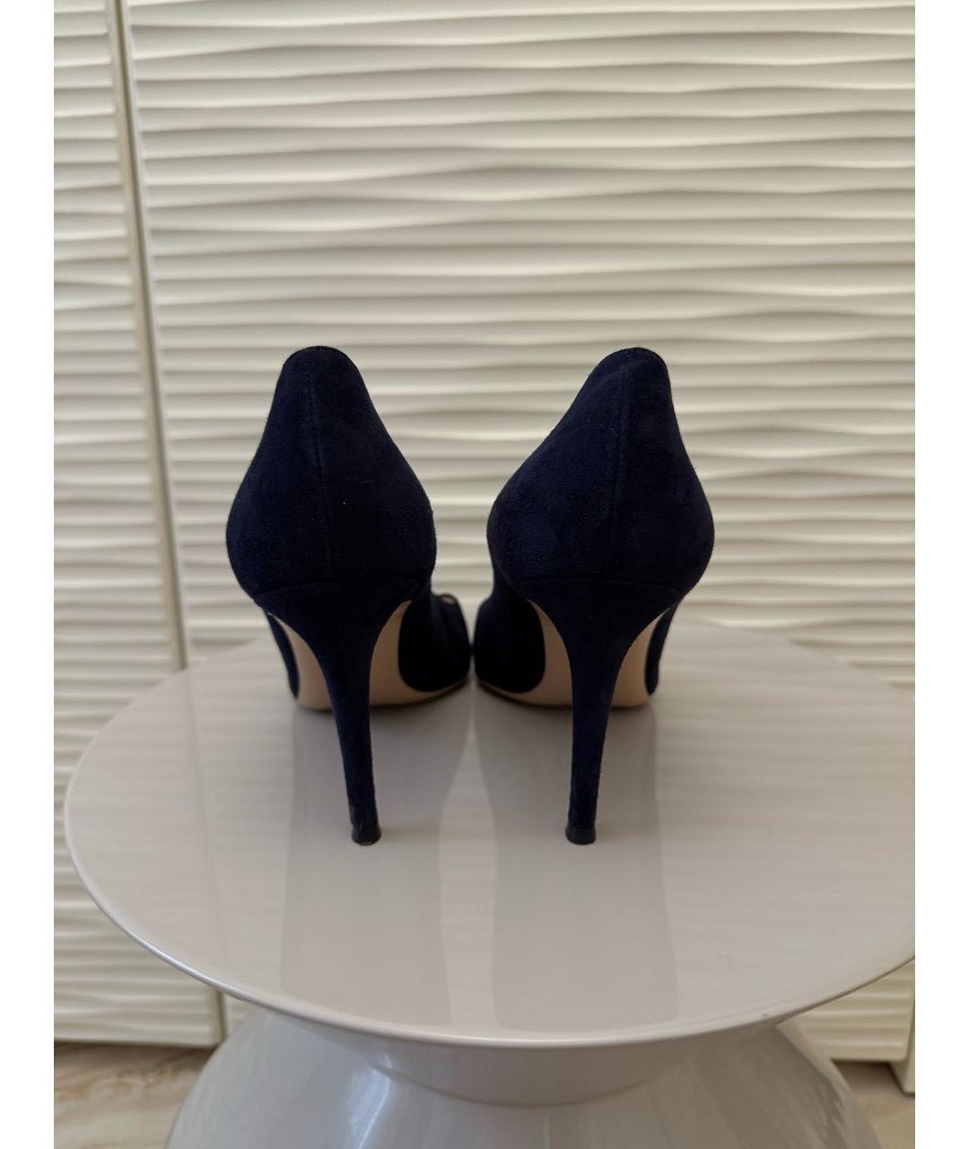 GIANVITO ROSSI Темно-синие бархатные лодочки на низком каблуке, фото 4