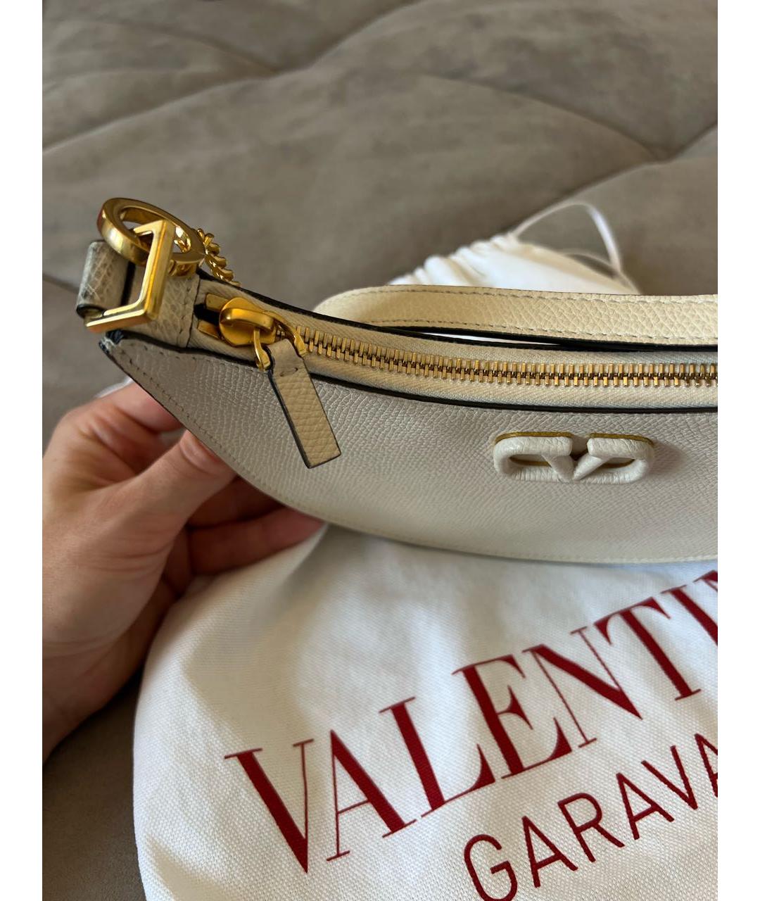 VALENTINO Бежевая кожаная сумка с короткими ручками, фото 6