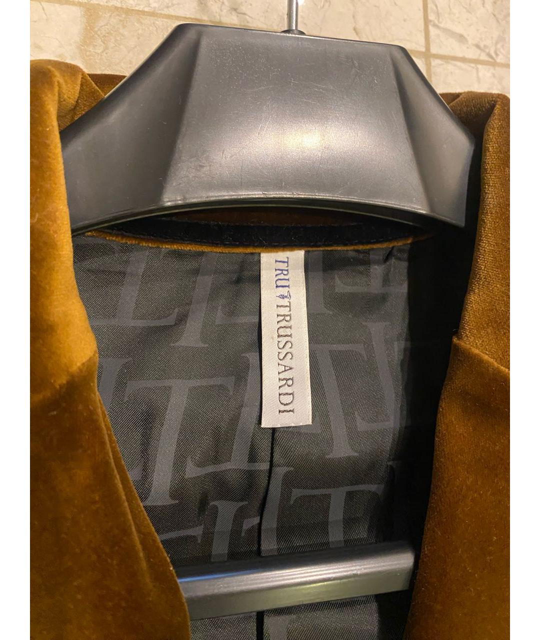 TRUSSARDI Горчичный бархатный костюм с брюками, фото 3
