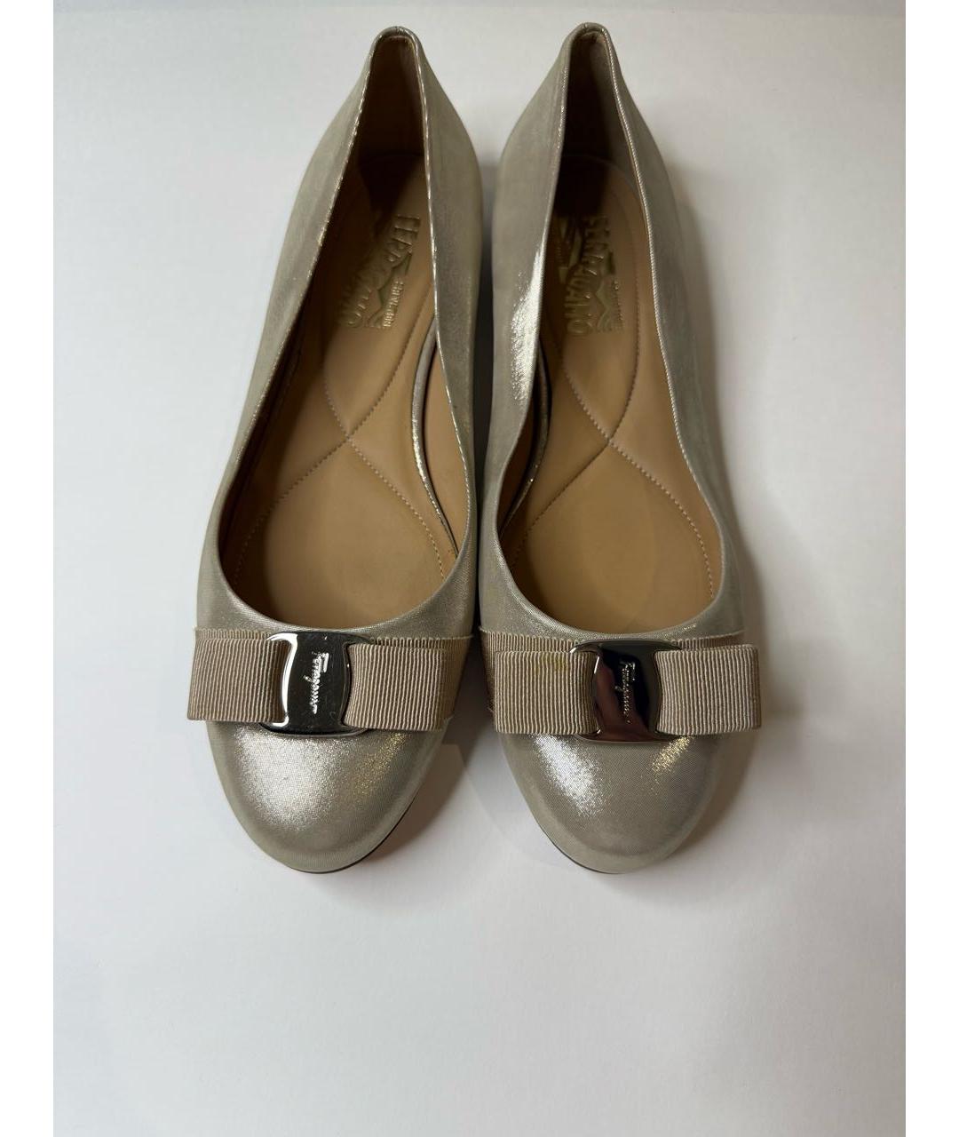 FERRAGAMO Золотые кожаные балетки, фото 2