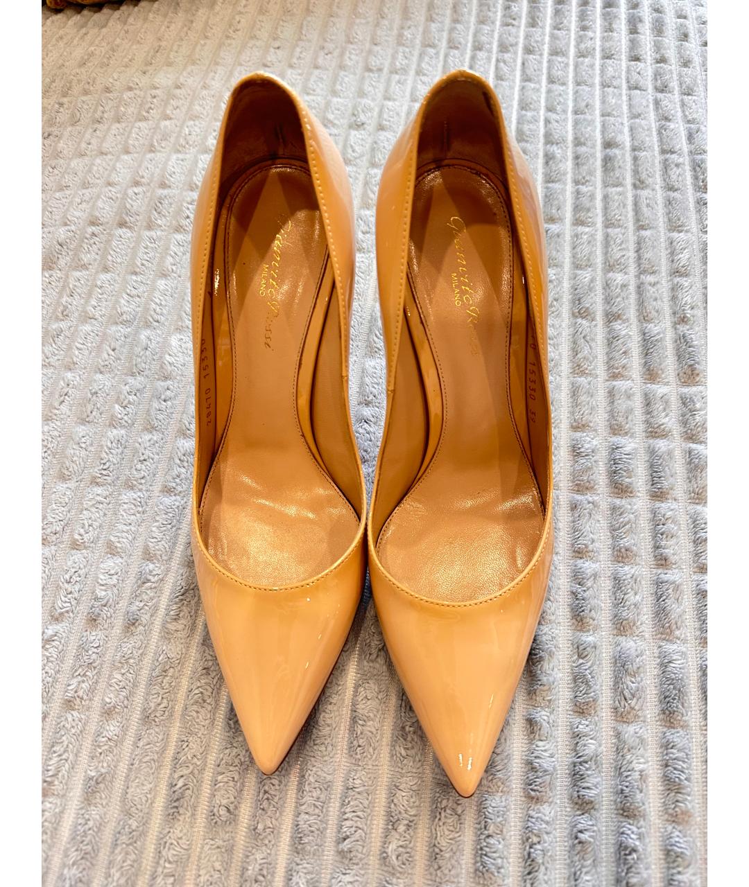 GIANVITO ROSSI Бежевые туфли из лакированной кожи, фото 8