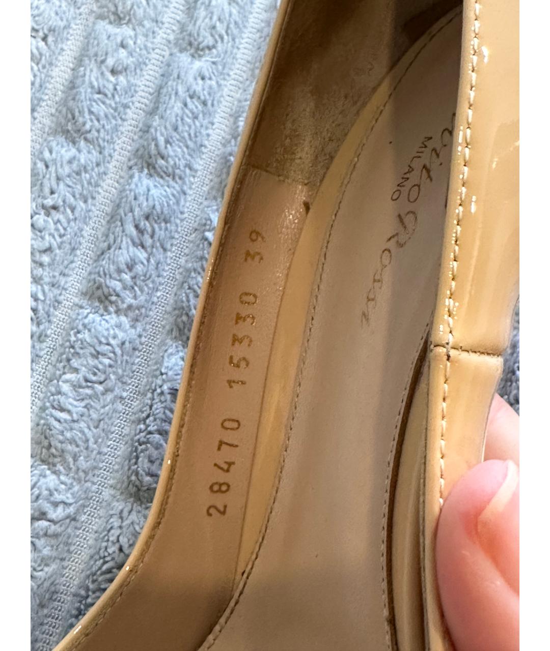 GIANVITO ROSSI Бежевые туфли из лакированной кожи, фото 4