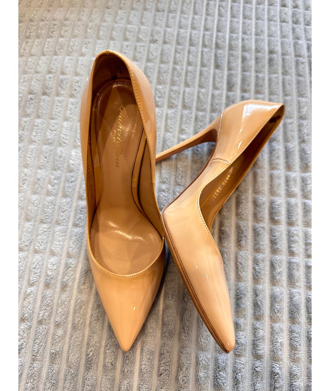 GIANVITO ROSSI Бежевые туфли из лакированной кожи, фото 2
