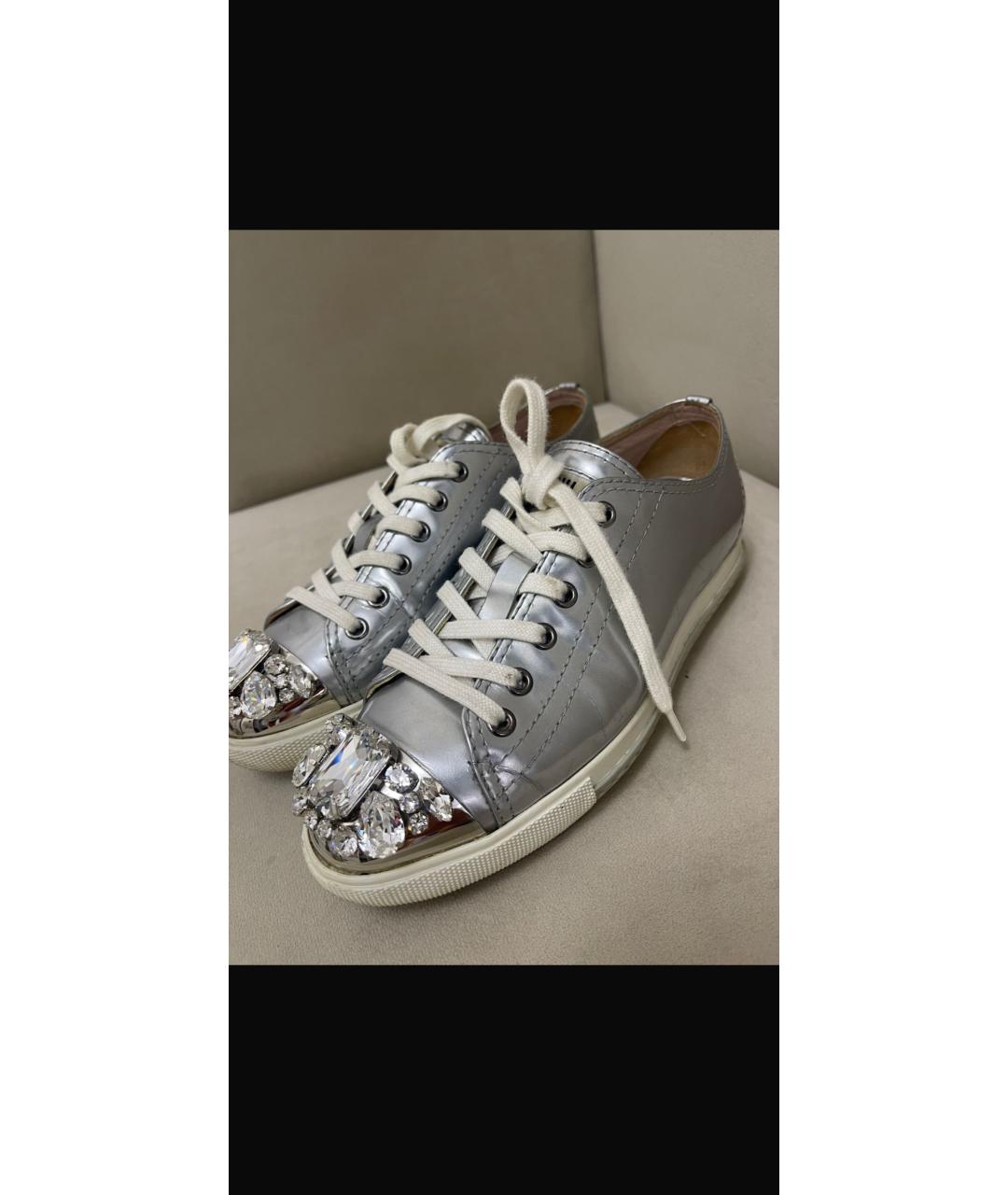 MIU MIU Серебряные кеды из лакированной кожи, фото 4
