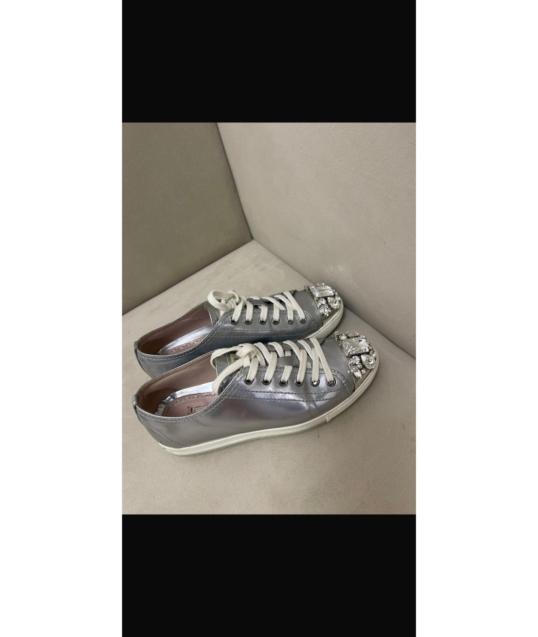 MIU MIU Серебряные кеды из лакированной кожи, фото 2