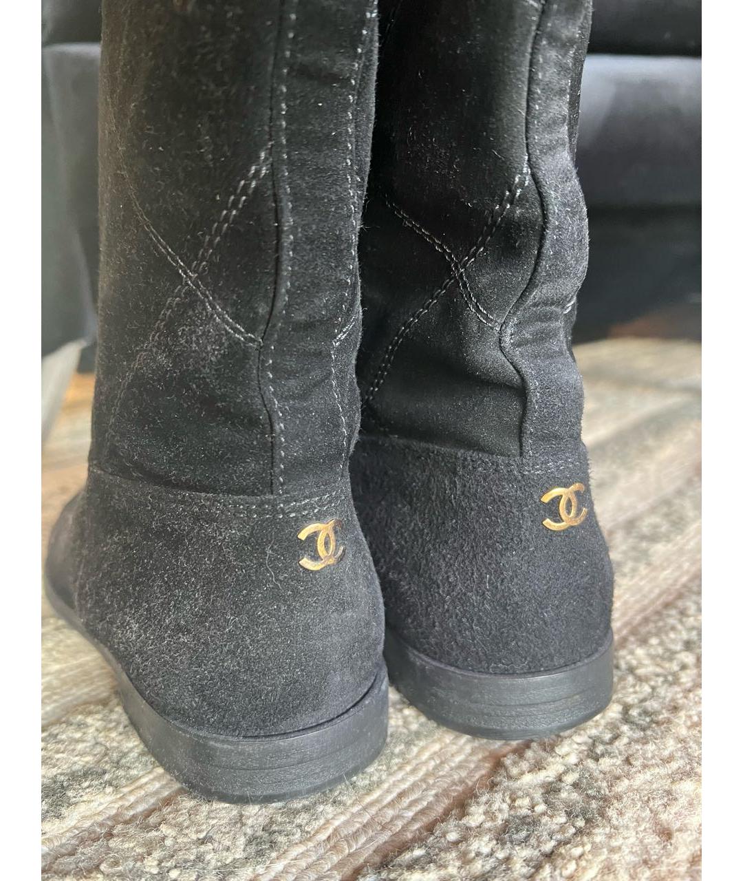 CHANEL Черные замшевые сапоги, фото 2