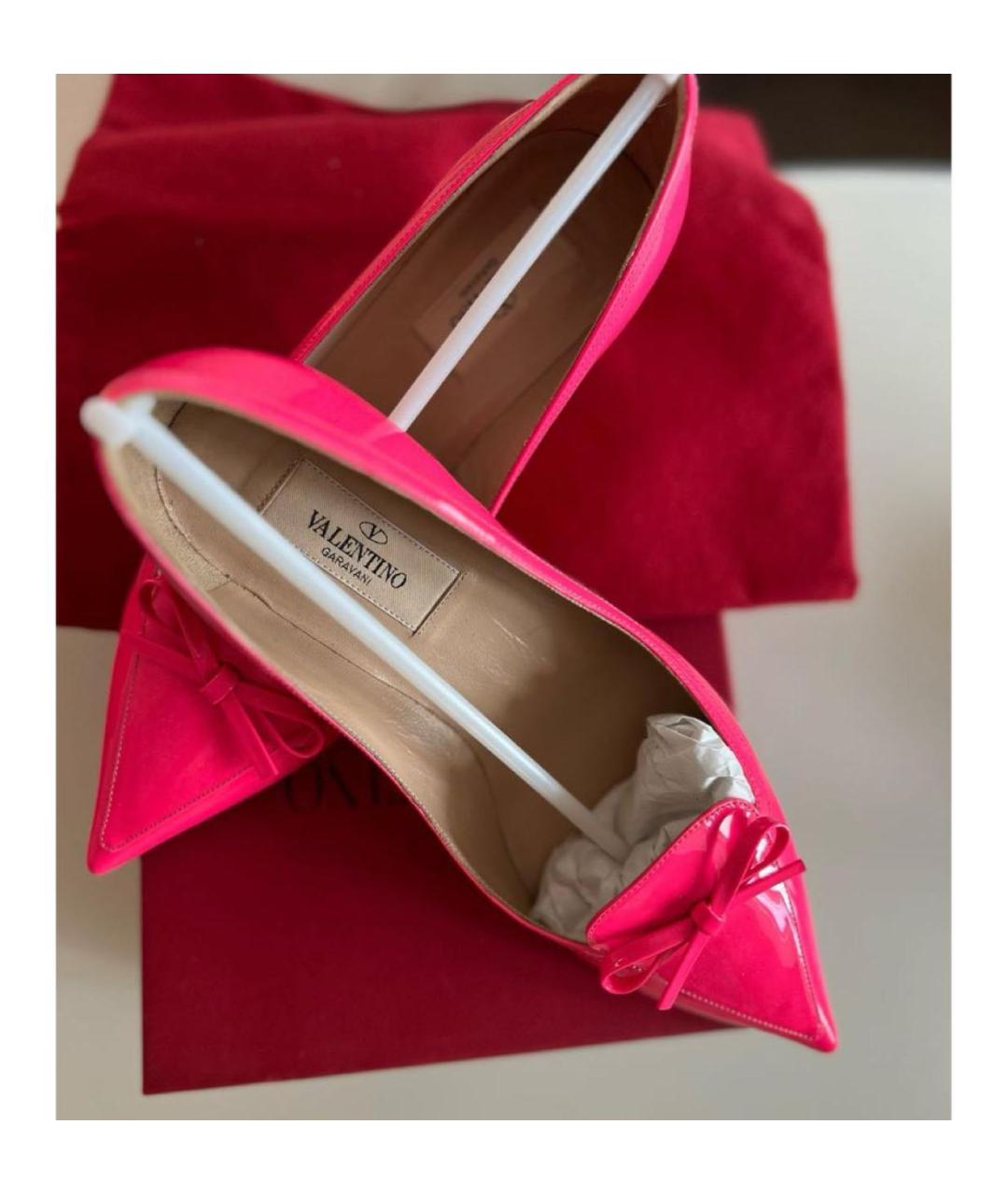 VALENTINO Розовые лодочки на низком каблуке из лакированной кожи, фото 3