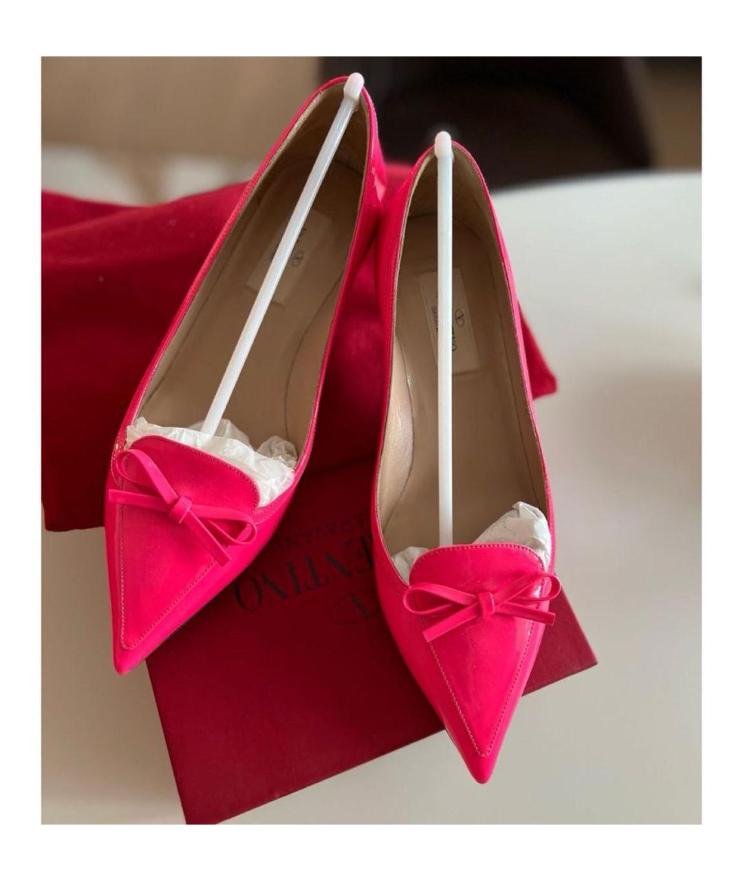 VALENTINO Розовые лодочки на низком каблуке из лакированной кожи, фото 2