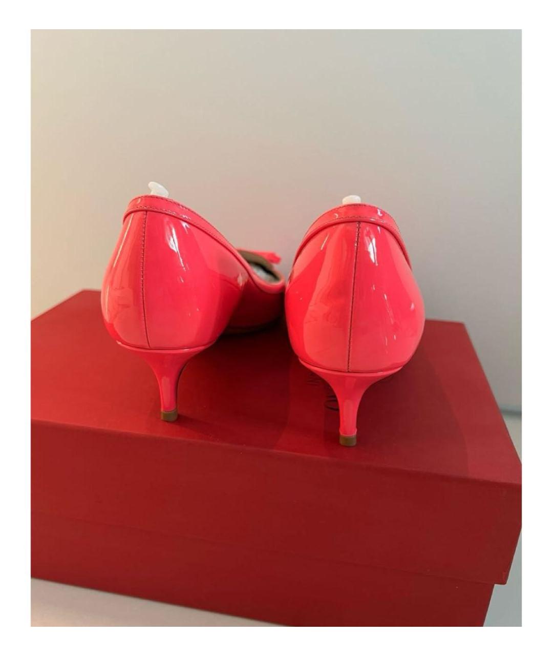 VALENTINO Розовые лодочки на низком каблуке из лакированной кожи, фото 4
