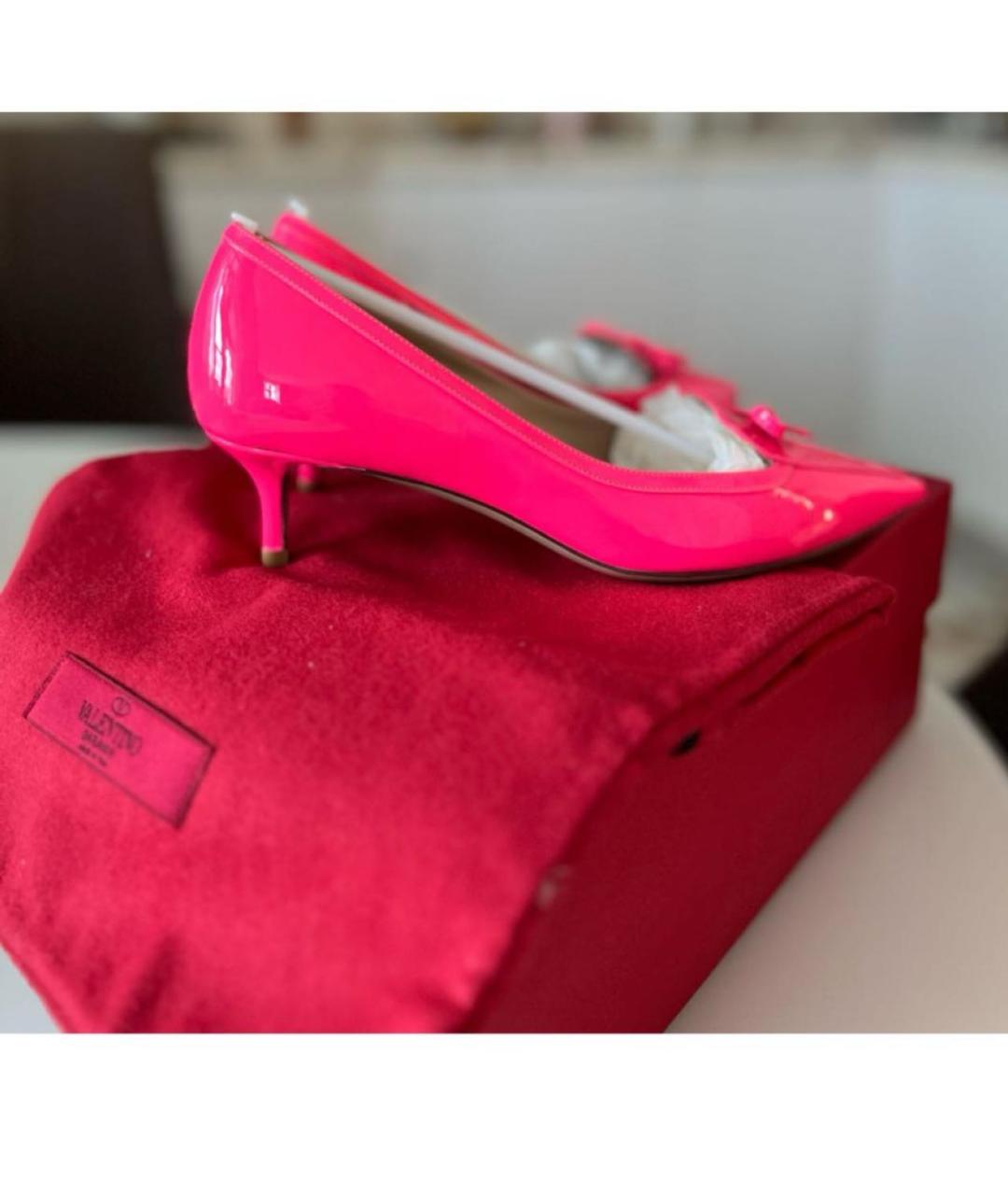 VALENTINO Розовые лодочки на низком каблуке из лакированной кожи, фото 6
