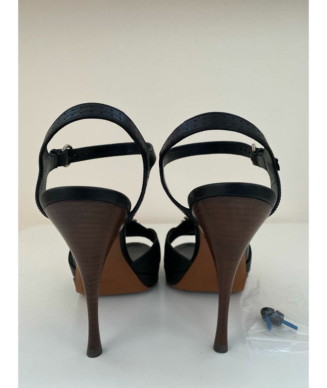 SAINT LAURENT Черные кожаные босоножки, фото 4