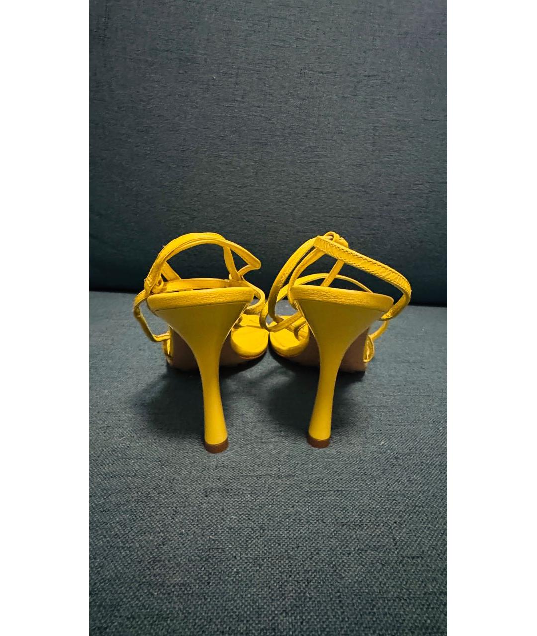 BOTTEGA VENETA Желтые кожаные босоножки, фото 4