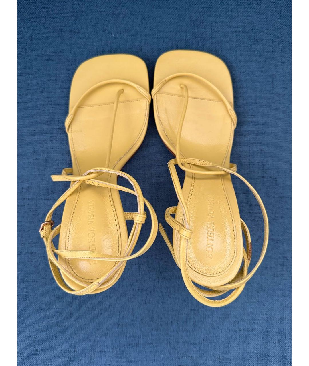 BOTTEGA VENETA Желтые кожаные босоножки, фото 3