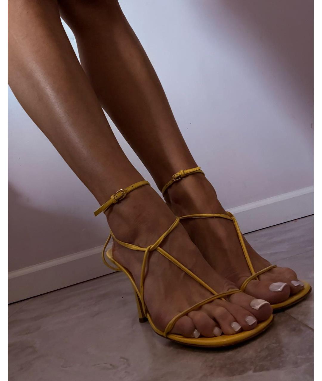 BOTTEGA VENETA Желтые кожаные босоножки, фото 8