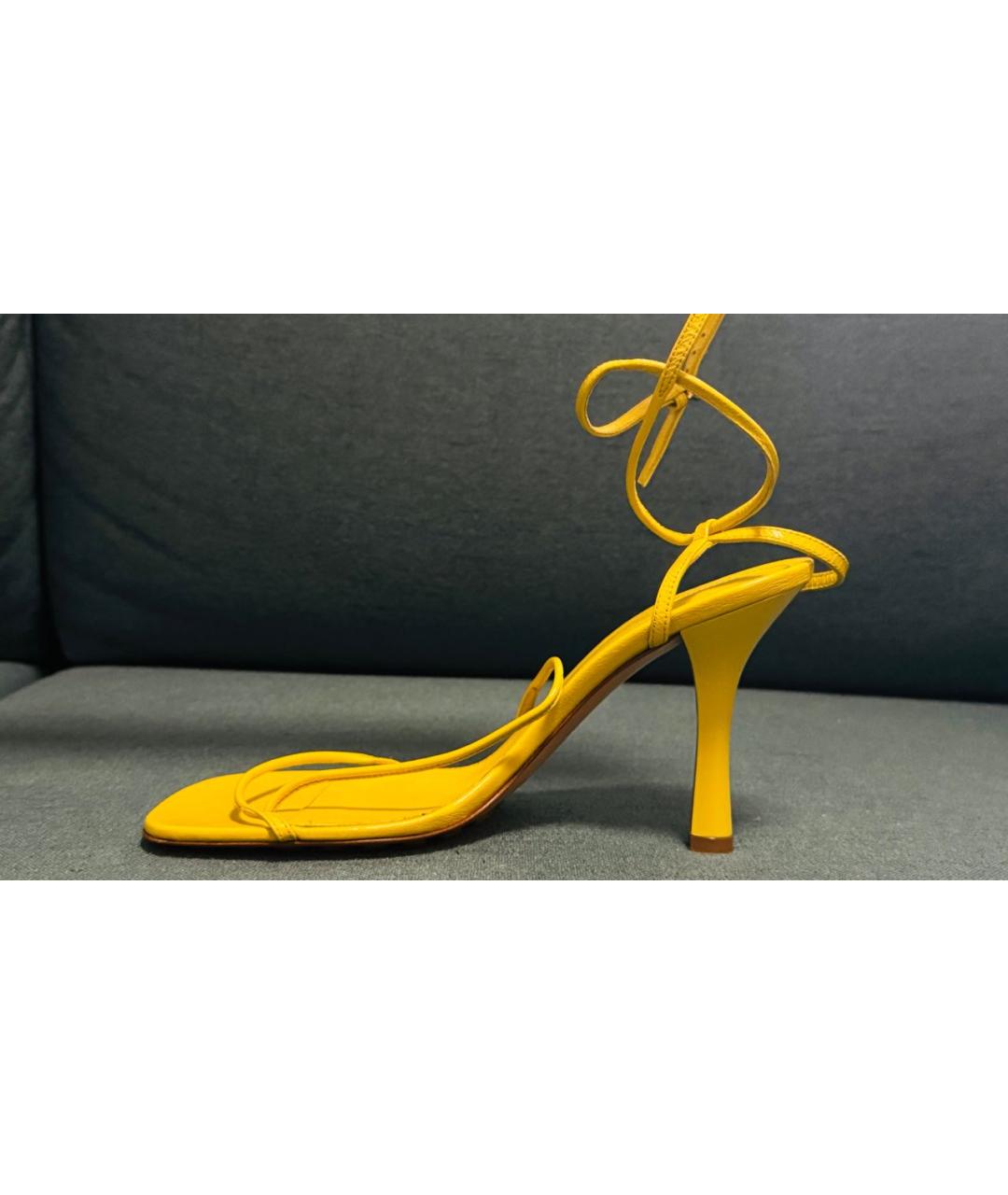 BOTTEGA VENETA Желтые кожаные босоножки, фото 7