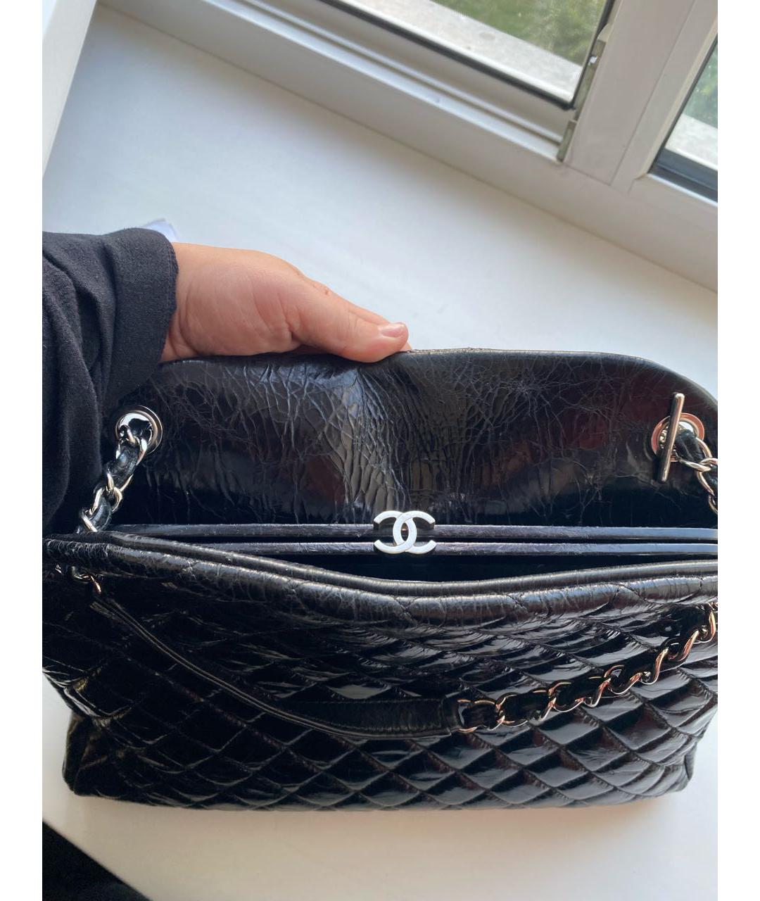 CHANEL Черная сумка тоут из лакированной кожи, фото 5