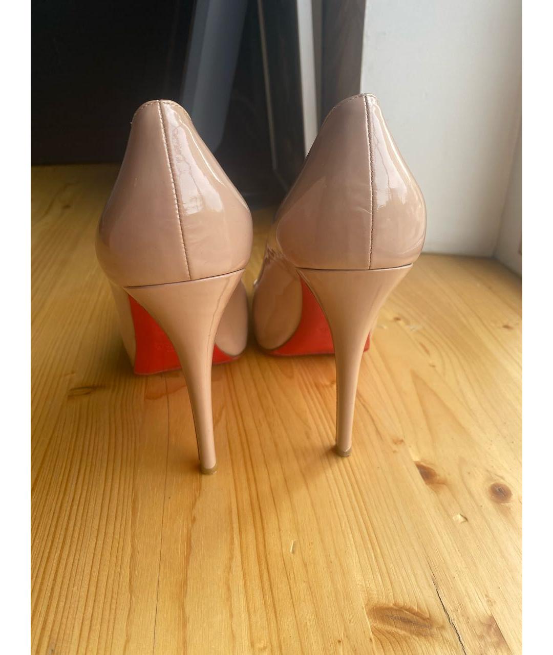 CHRISTIAN LOUBOUTIN Бежевые туфли из лакированной кожи, фото 4