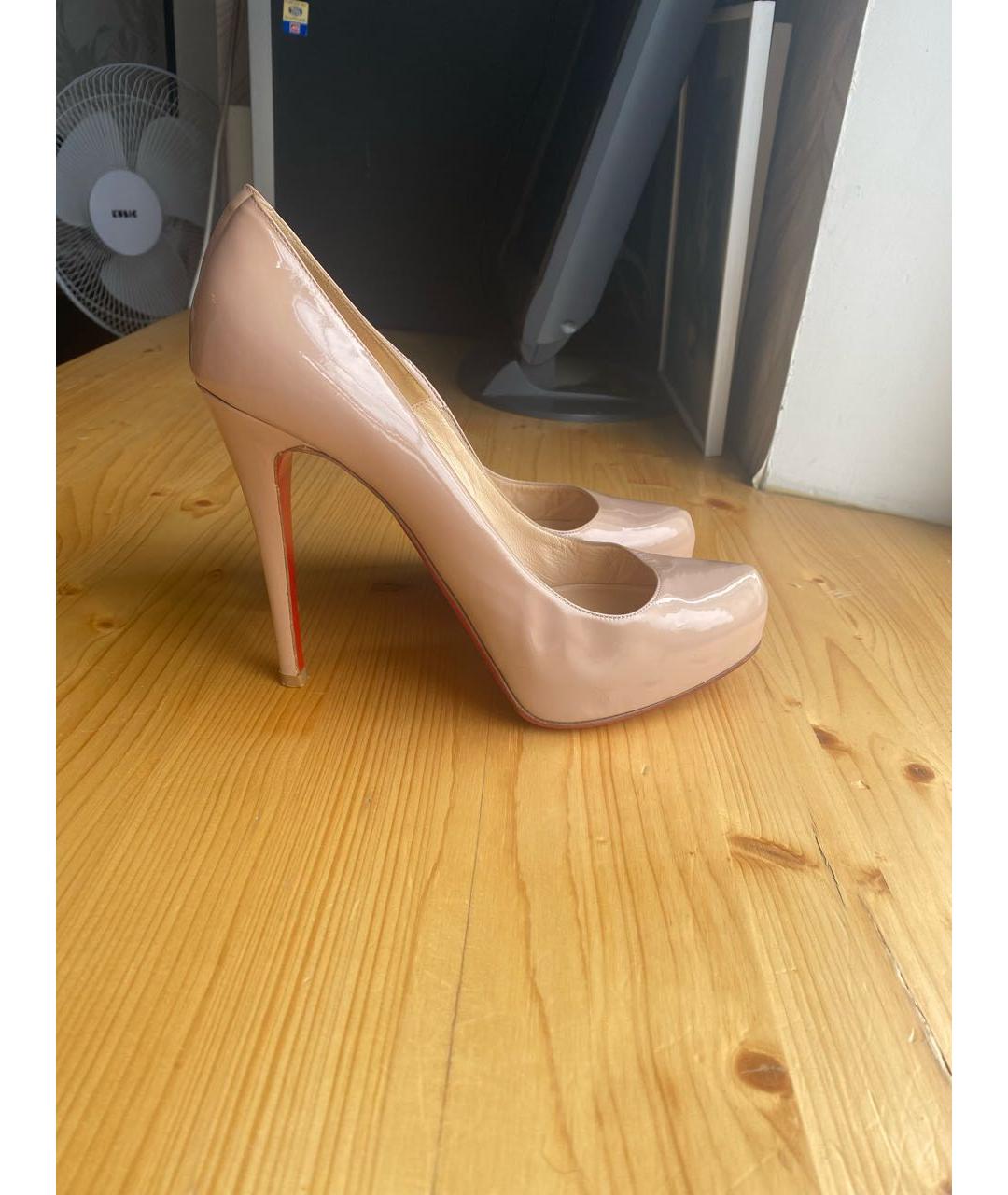 CHRISTIAN LOUBOUTIN Бежевые туфли из лакированной кожи, фото 6