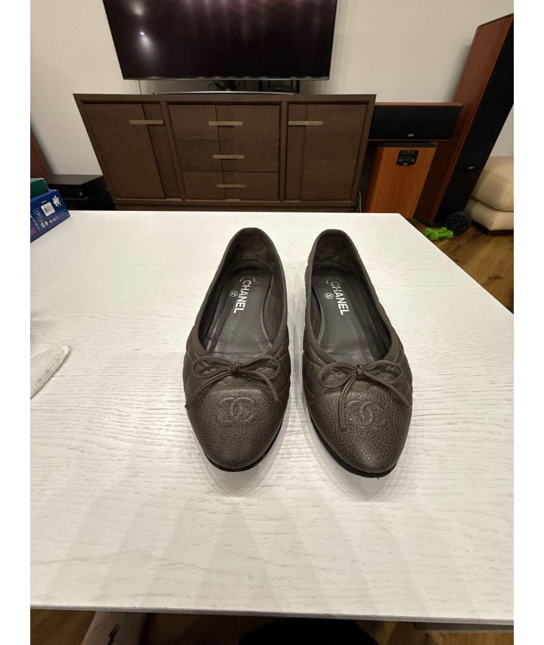 CHANEL Антрацитовые кожаные балетки, фото 2