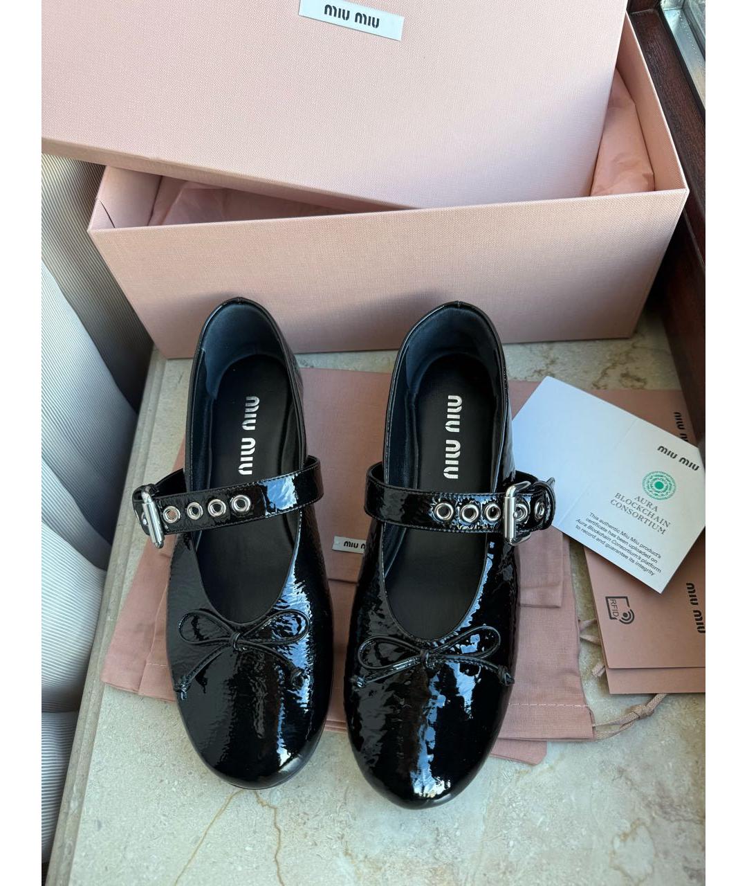 MIU MIU Черные балетки из лакированной кожи, фото 2