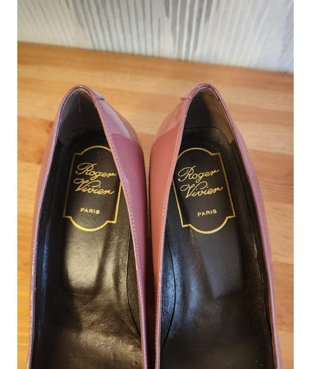 ROGER VIVIER Розовые лодочки на низком каблуке из лакированной кожи, фото 8