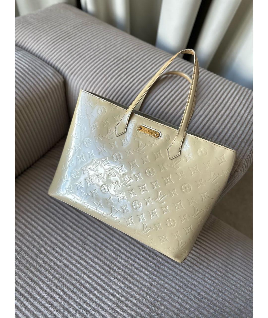 LOUIS VUITTON Бежевая сумка тоут из лакированной кожи, фото 2