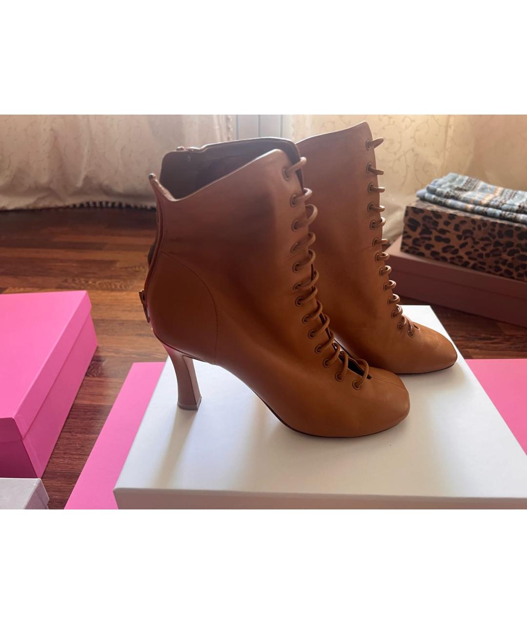 CELINE Горчичные кожаные ботильоны, фото 6