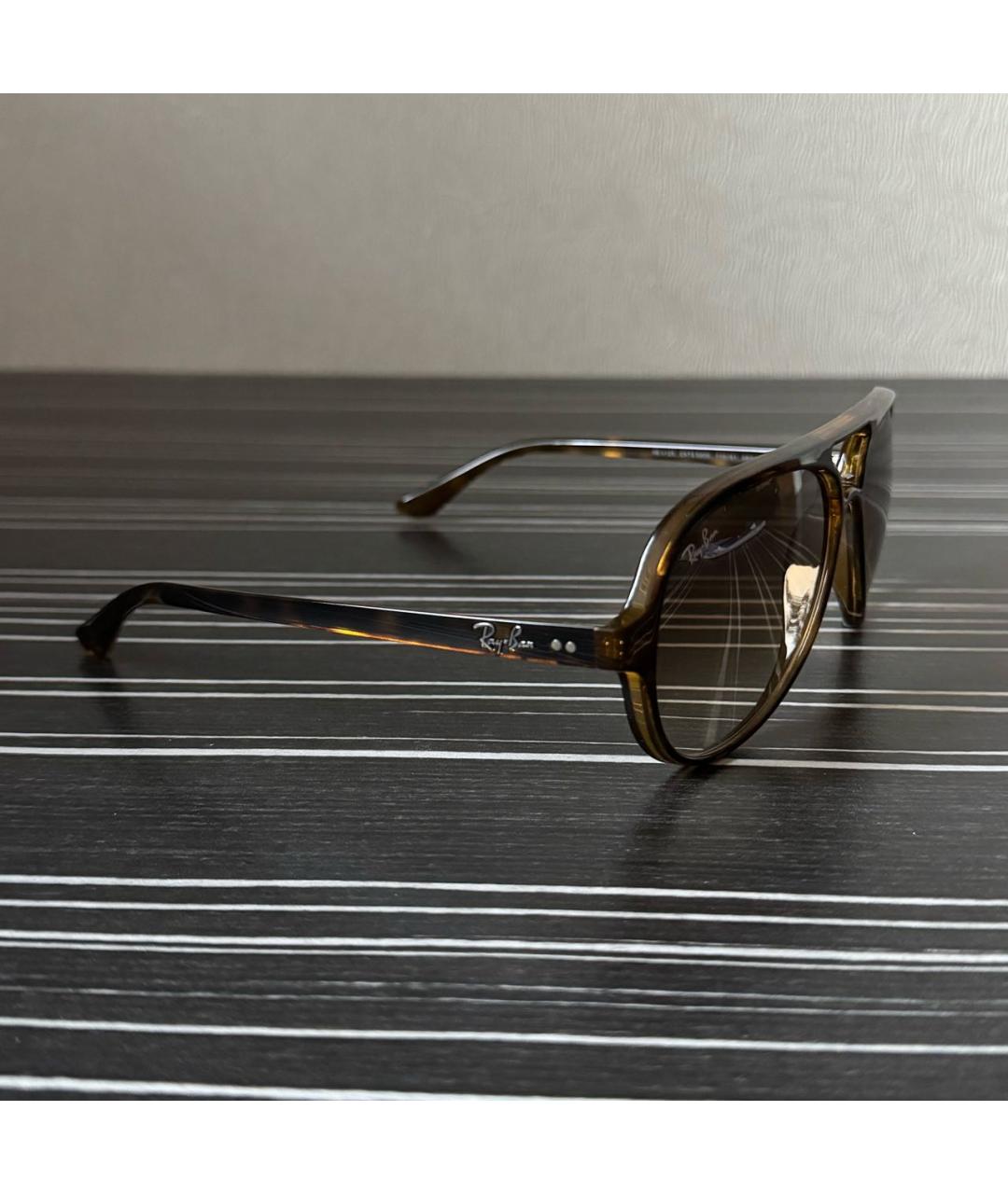 RAY BAN Коричневые пластиковые солнцезащитные очки, фото 2