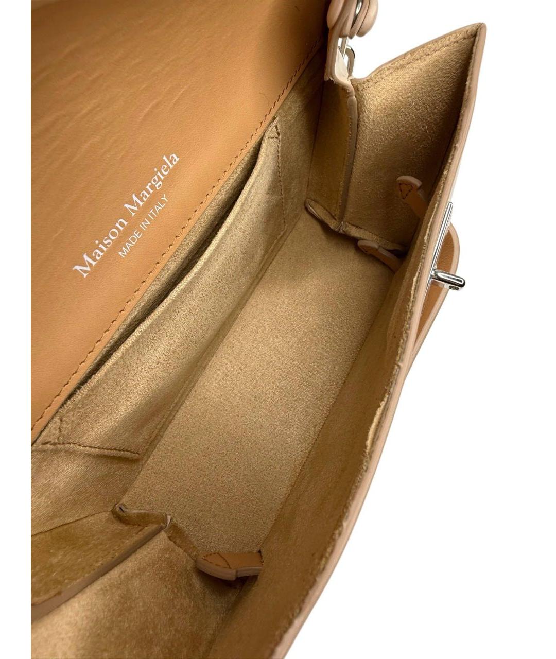 MAISON MARGIELA Бежевая сумка через плечо из лакированной кожи, фото 7