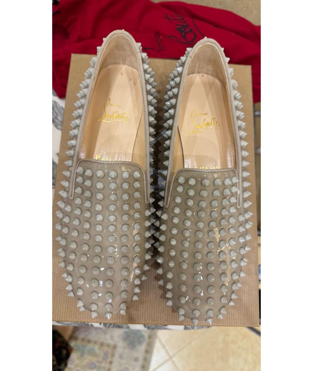 CHRISTIAN LOUBOUTIN Бежевые лоферы из лакированной кожи, фото 2