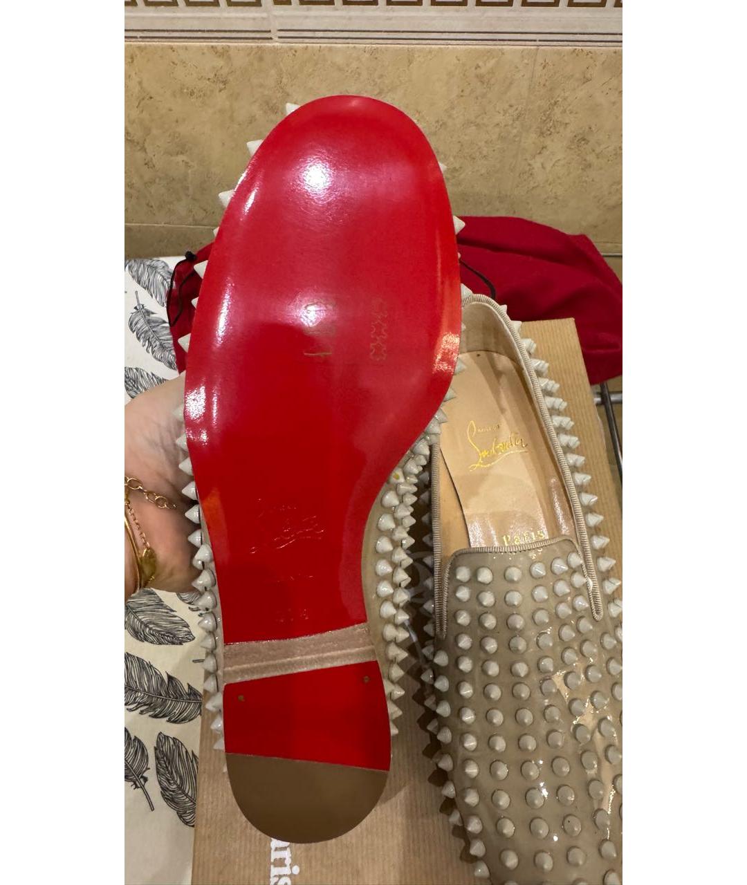 CHRISTIAN LOUBOUTIN Бежевые лоферы из лакированной кожи, фото 4