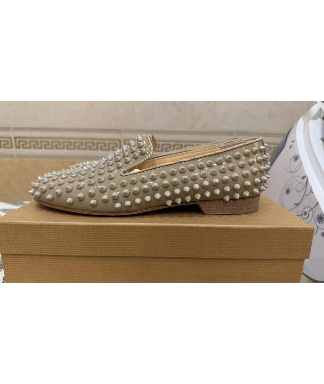 CHRISTIAN LOUBOUTIN Бежевые лоферы из лакированной кожи, фото 3