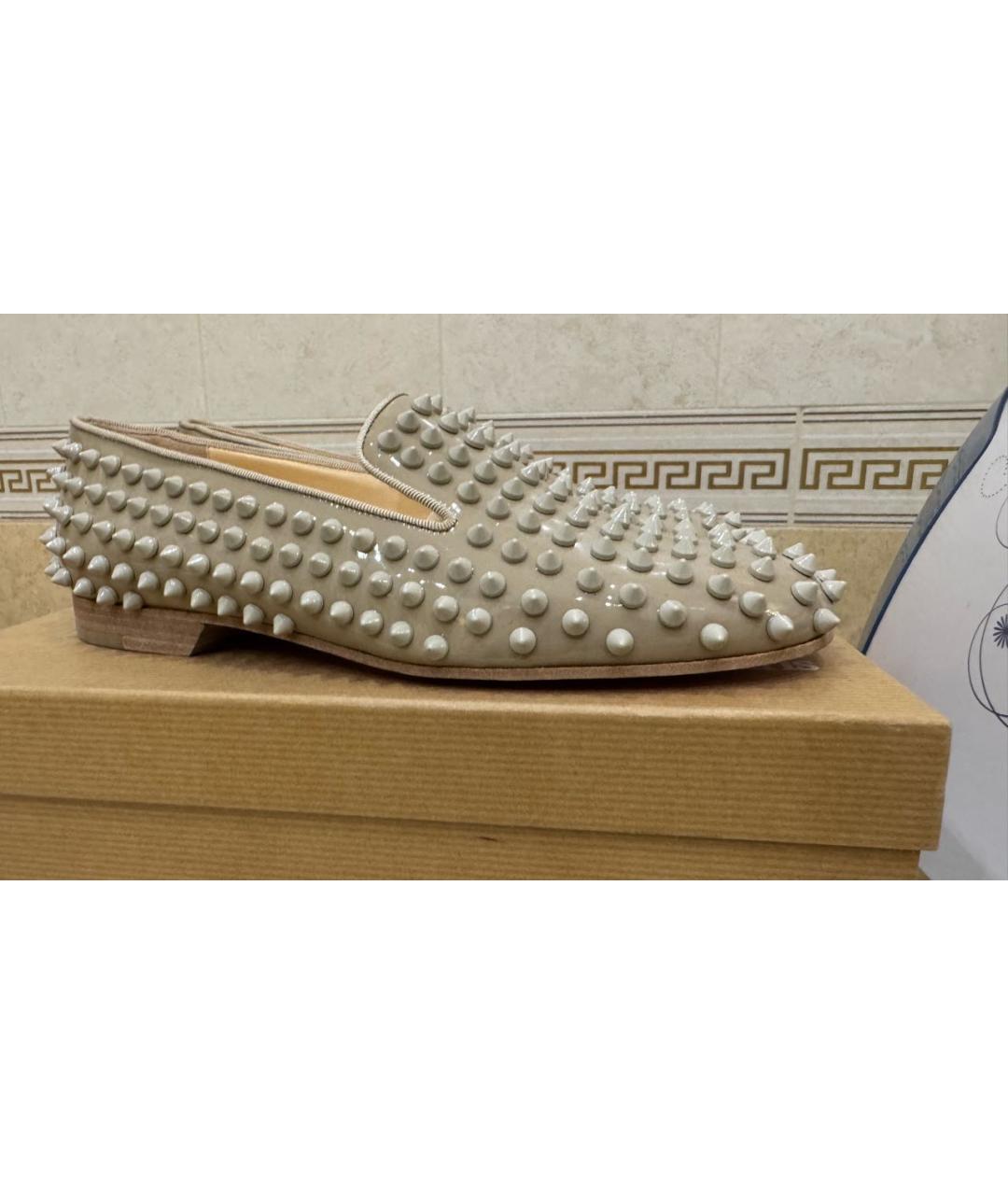 CHRISTIAN LOUBOUTIN Бежевые лоферы из лакированной кожи, фото 5