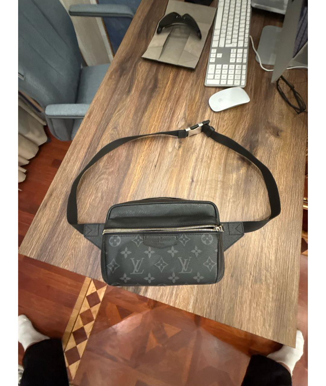 LOUIS VUITTON Черная кожаная барсетка, фото 5