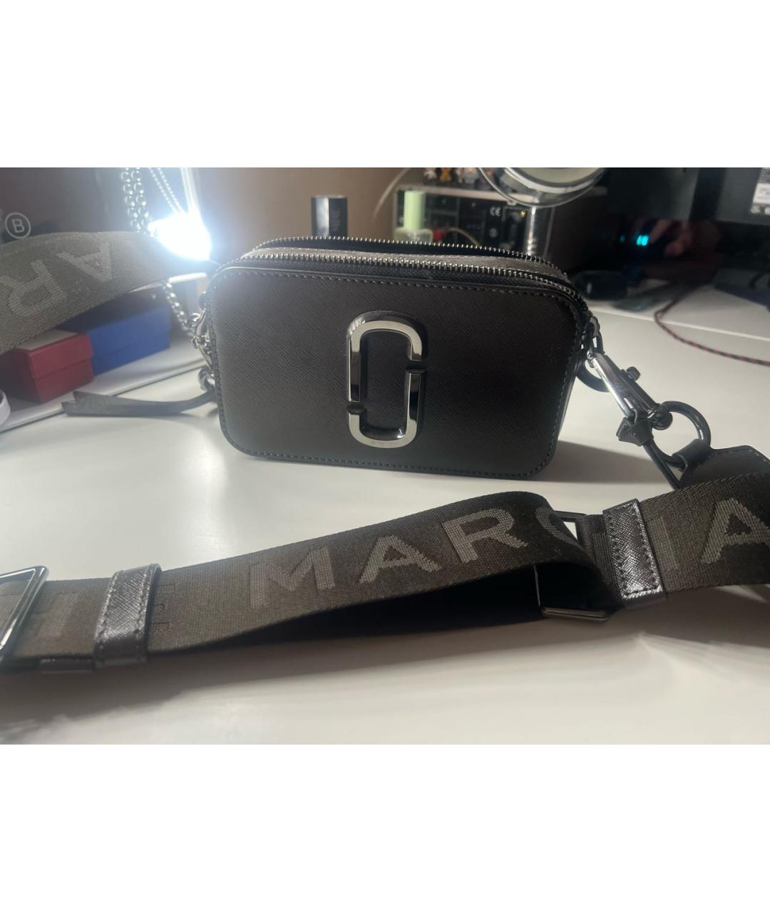 MARC BY MARC JACOBS Серая сумка через плечо из лакированной кожи, фото 8