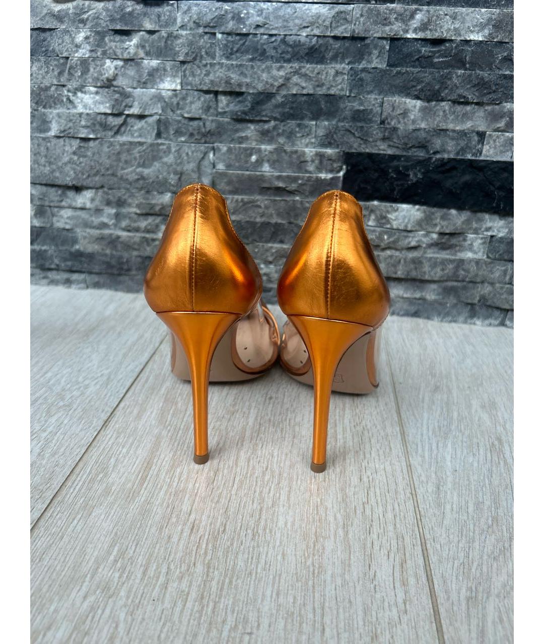 GIANVITO ROSSI Золотые кожаные лодочки на низком каблуке, фото 4