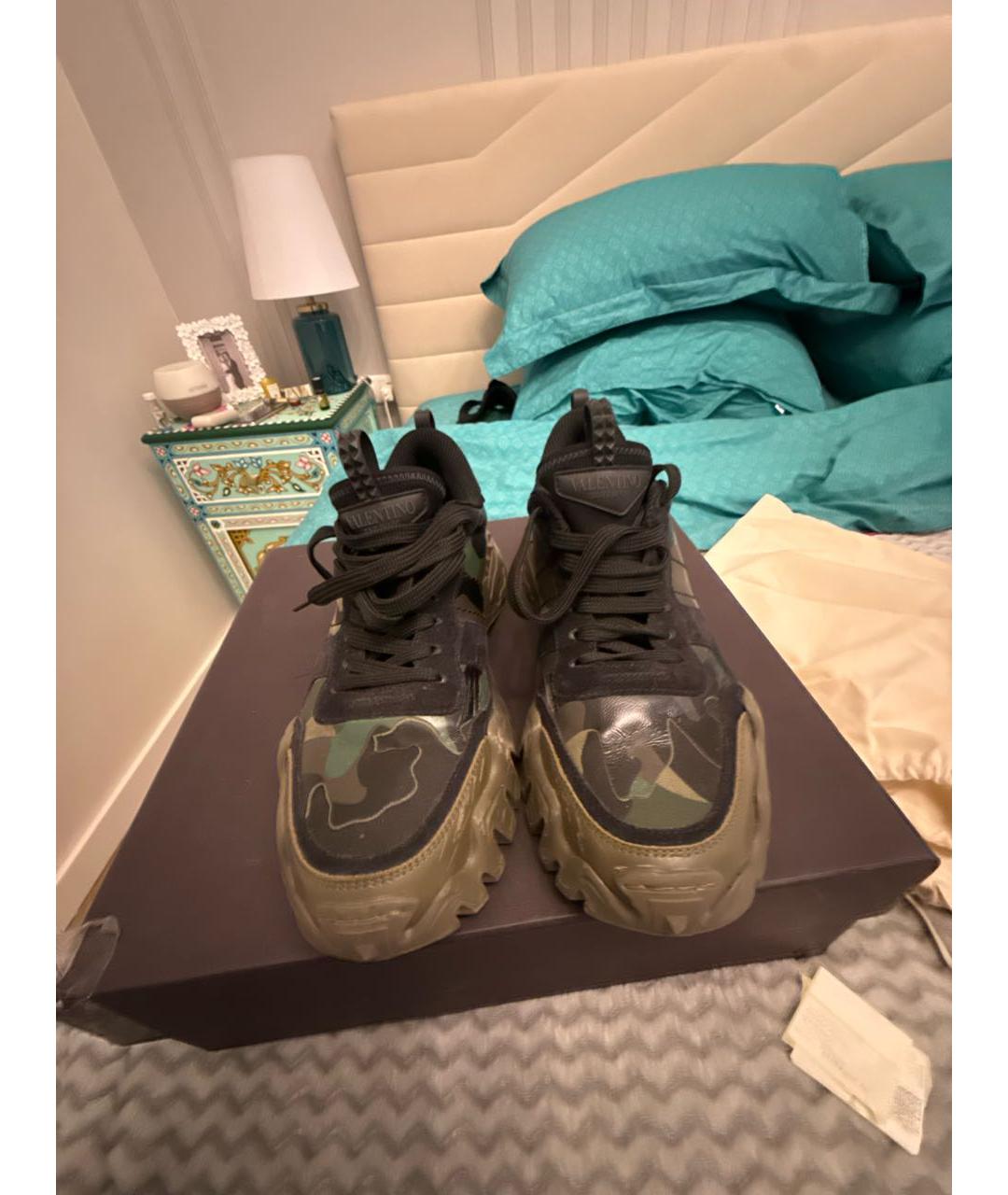VALENTINO Хаки кожаные низкие кроссовки / кеды, фото 2
