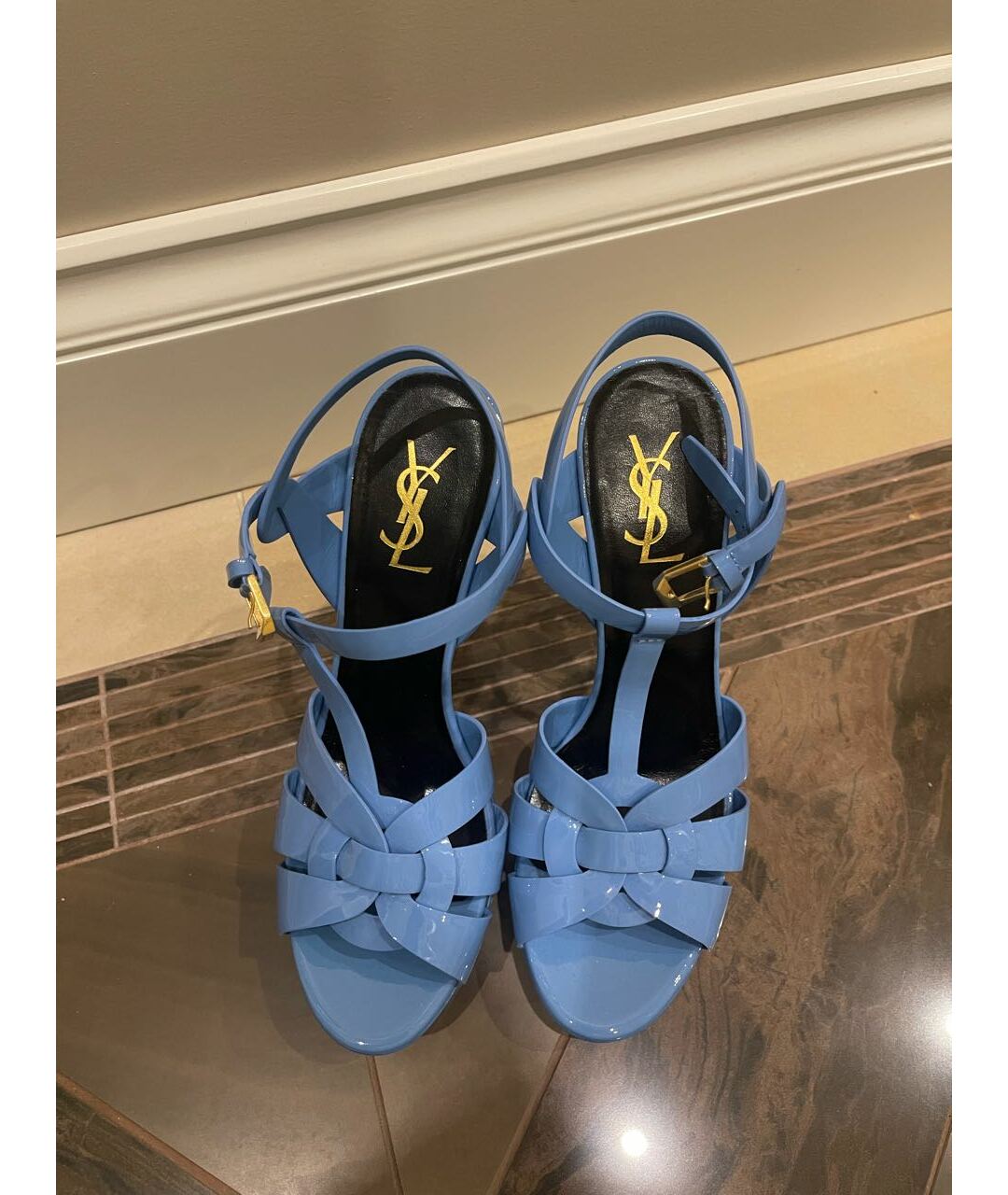 SAINT LAURENT Голубые босоножки из лакированной кожи, фото 4