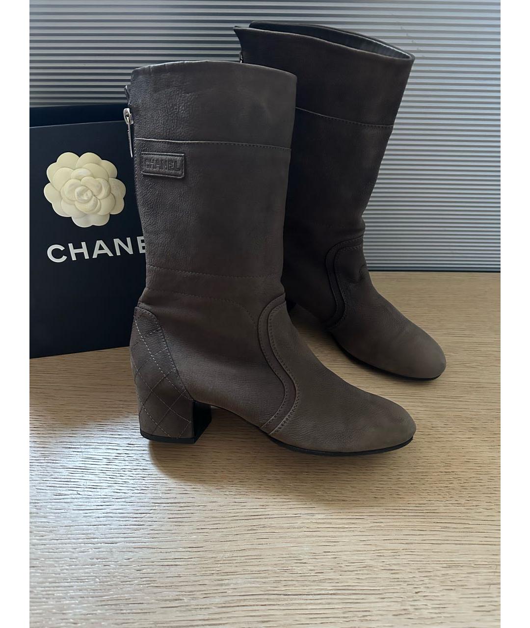 CHANEL Серые нубуковые высокие ботинки, фото 7