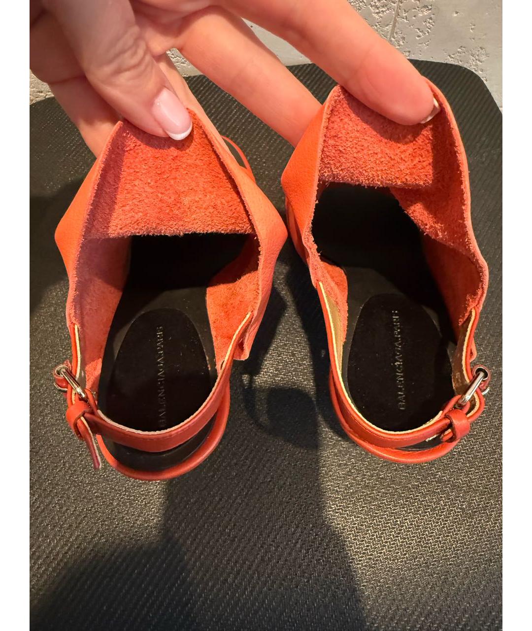 BALENCIAGA Коралловые кожаные босоножки, фото 5
