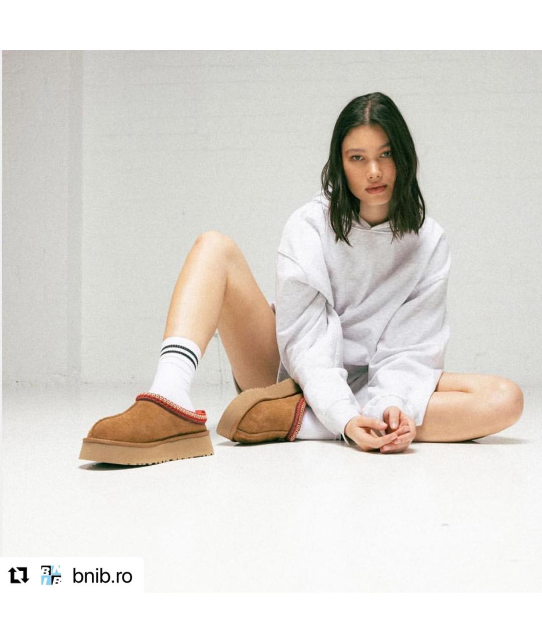 UGG AUSTRALIA Коричневые замшевые сабо, фото 2