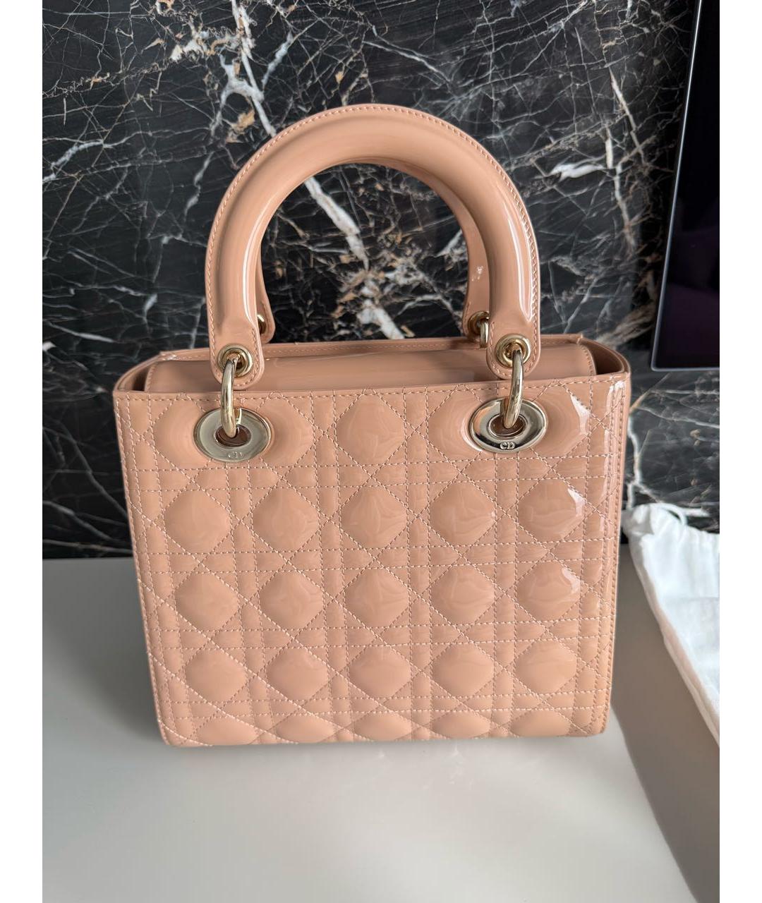 CHRISTIAN DIOR Бежевая сумка с короткими ручками из лакированной кожи, фото 3