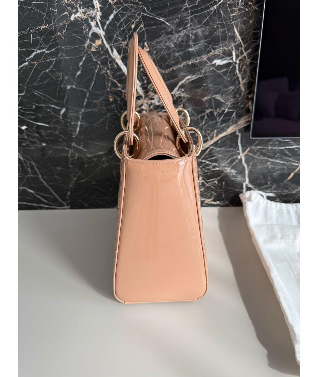 CHRISTIAN DIOR Бежевая сумка с короткими ручками из лакированной кожи, фото 4