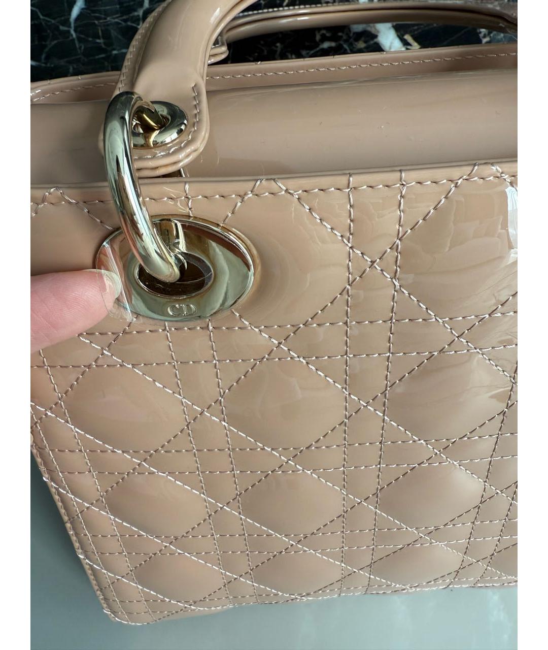 CHRISTIAN DIOR Бежевая сумка с короткими ручками из лакированной кожи, фото 5