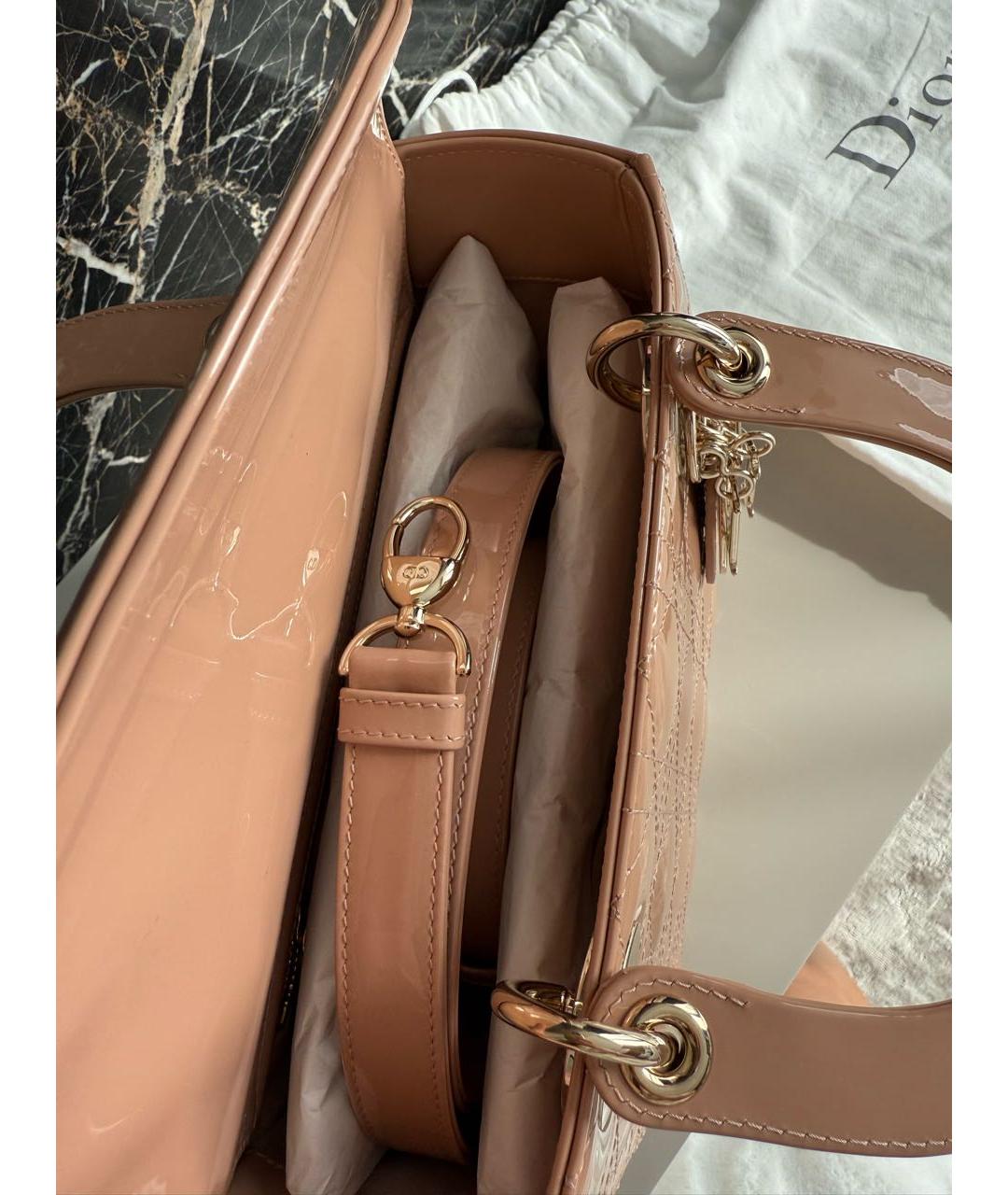 CHRISTIAN DIOR Бежевая сумка с короткими ручками из лакированной кожи, фото 6