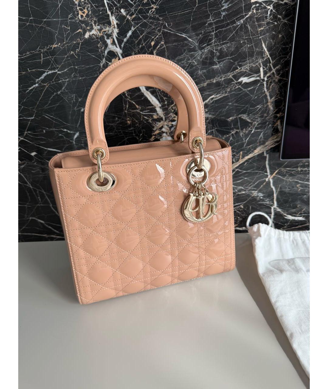 CHRISTIAN DIOR Бежевая сумка с короткими ручками из лакированной кожи, фото 7