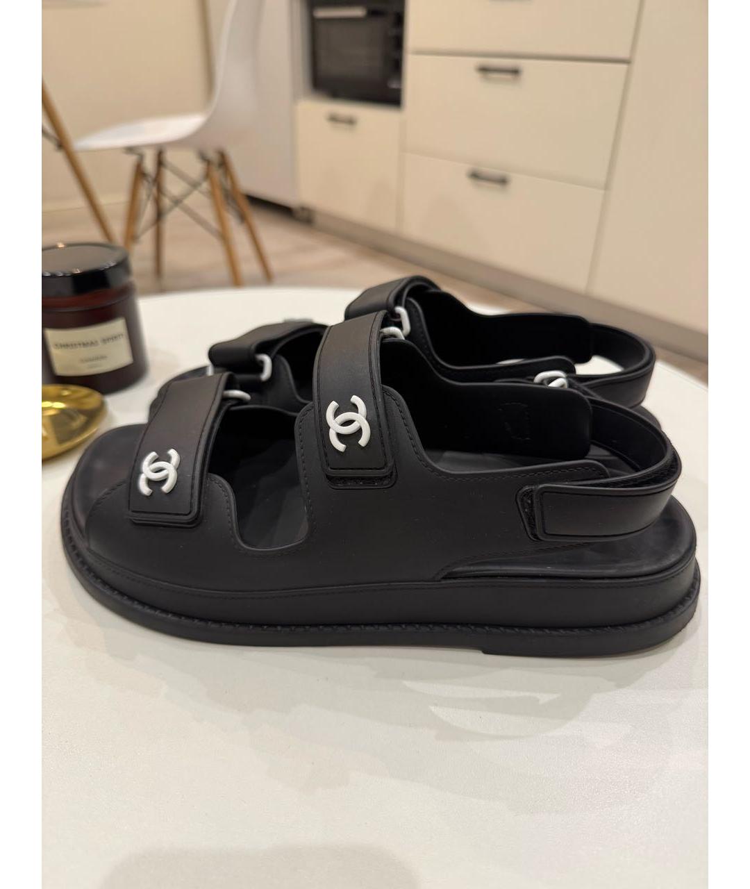 CHANEL Черные резиновые сандалии, фото 2