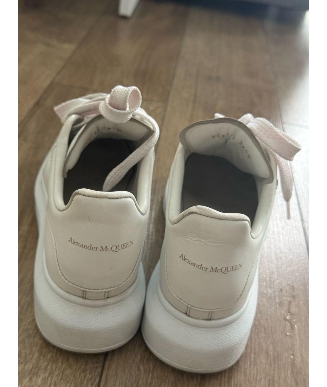 ALEXANDER MCQUEEN Белые кроссовки из лакированной кожи, фото 4